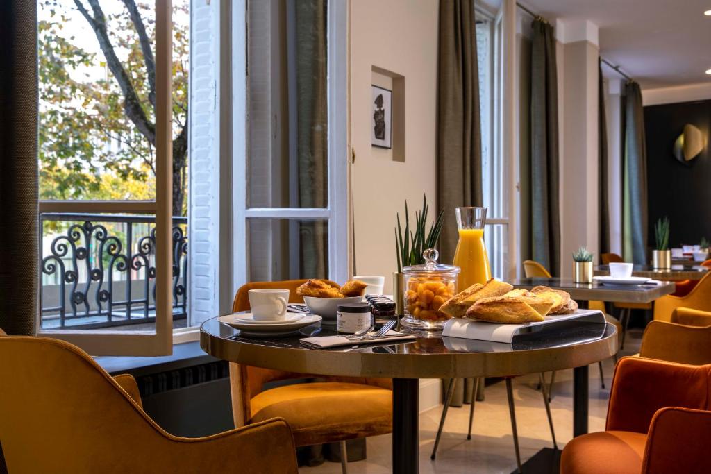 Hôtel Aiglon on Boulevard Raspail in Paris 14 boasts a range of amenities catering to the discerning traveler.