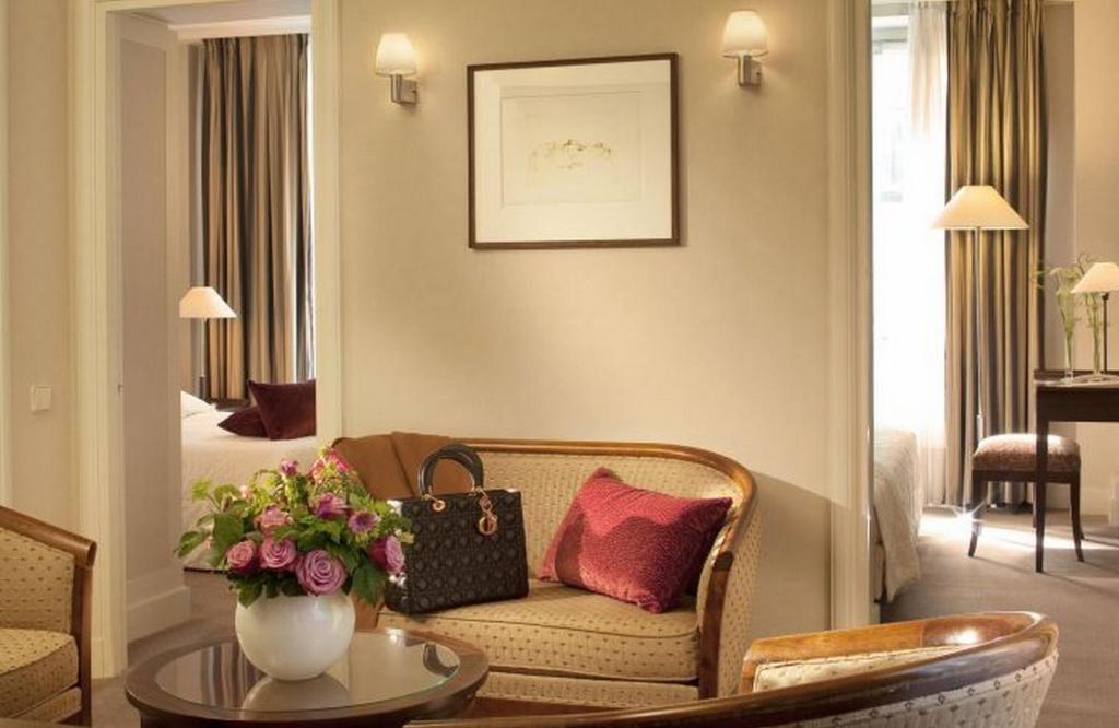 The lobby of Hôtel Bedford Paris enchants visitors with its opulent blend of classic and contemporary design, featuring sumptuous furnishings, crystal chandeliers, and a warm color palette that creates an inviting and sophisticated atmosphere.