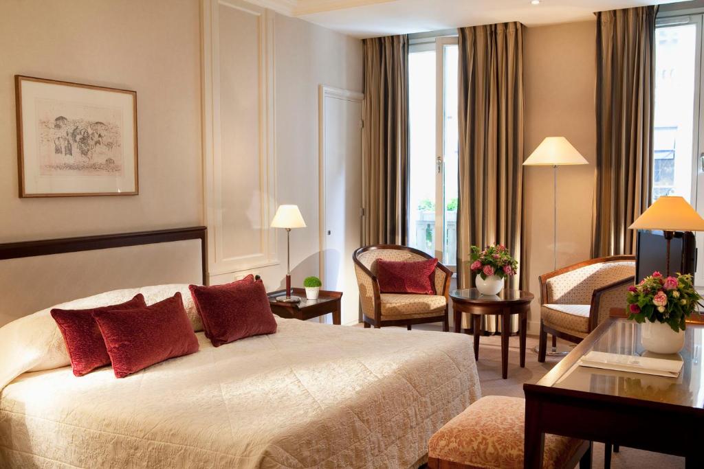Hôtel Bedford Paris rooms are adorned with tasteful decor, combining modern comfort with classic elegance, featuring plush furnishings, soft color palettes, and large windows offering views of the city.