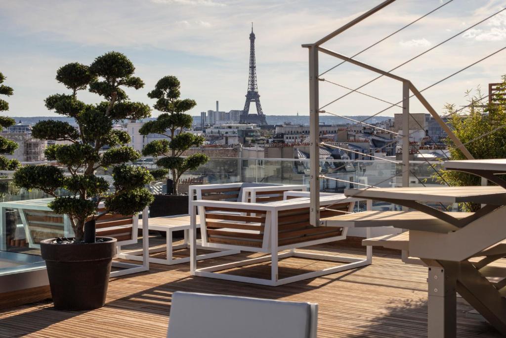 A captivating first impression at Hotel Bowmann, Paris.