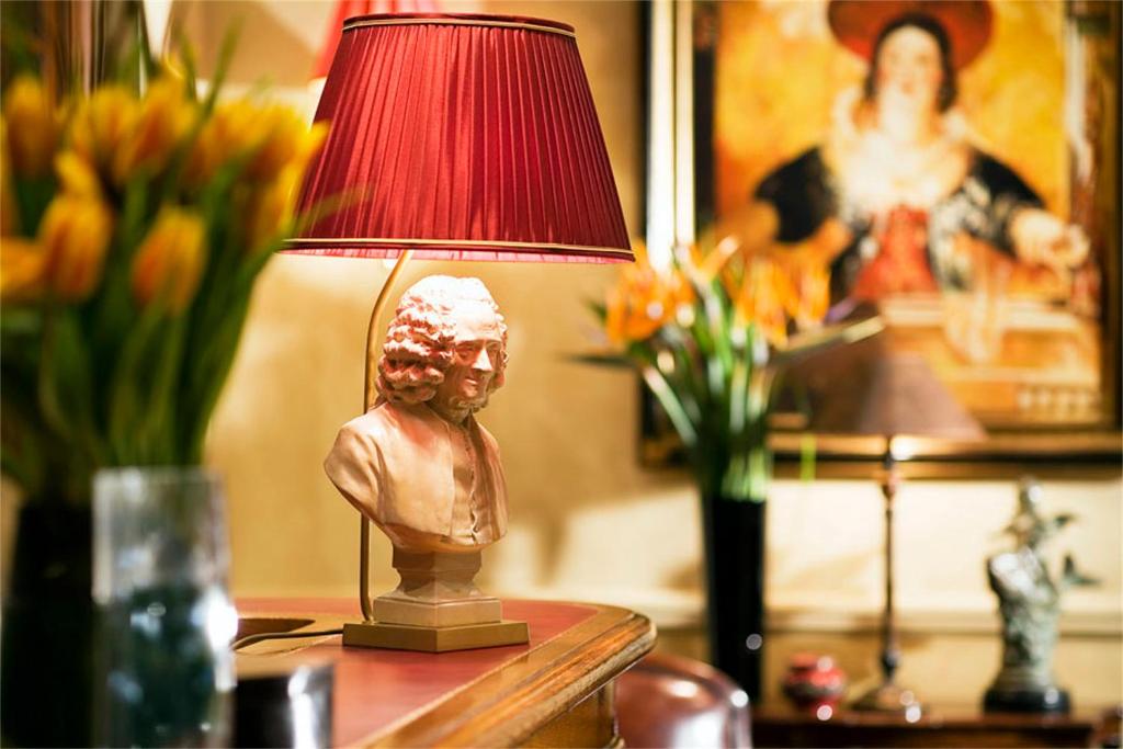 An immersive glimpse into the welcoming lobby experience at Britannique Hotel - Paris Centre.