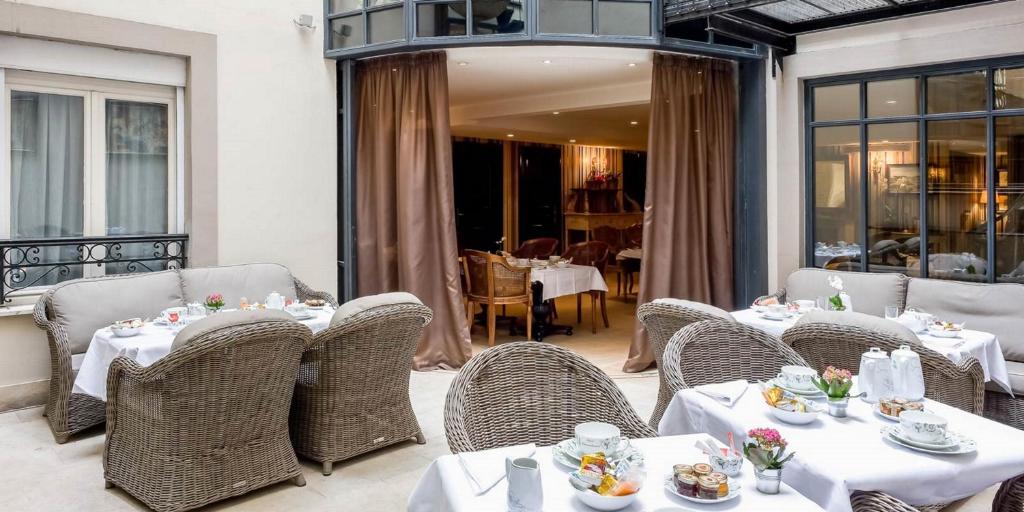 Hôtel Chateaubriand - Champs Élysées offers a curated selection of premium amenities and services. From a stylish lounge to attentive concierge assistance, the hotel provides a blend of sophistication and convenience.