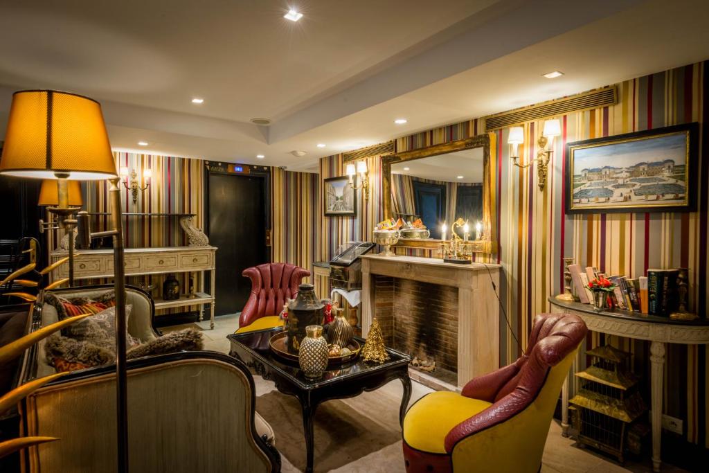 Hôtel Chateaubriand - Champs Élysées captivates from the outset with its elegant facade and a welcoming entrance, promising a sophisticated and memorable stay in the heart of Paris.