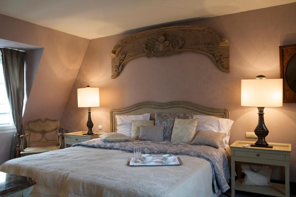Hôtel Chateaubriand - Champs Élysées defines comfort in its rooms, seamlessly blending classic elegance with modern amenities.