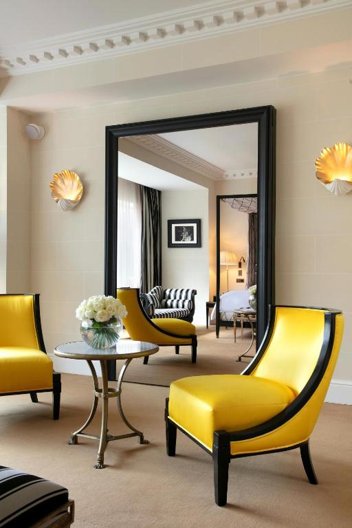 Hôtel de Berri Champs-Élysées, a Luxury Collection Hotel, Paris, offers an array of premium amenities and services to elevate the guest experience.