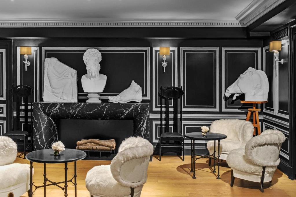 First Impressions: Hôtel de la Paix Tour Eiffel captivates upon entry with modern sophistication and a welcoming ambiance, promising a stylish and comfortable retreat in the heart of Paris.