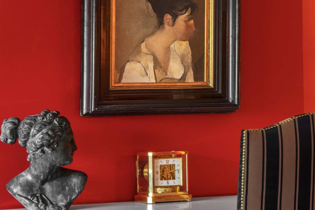 Guest reviews for Hôtel de Berri Champs-Élysées consistently praise its opulent ambiance, attentive service, and strategic location.