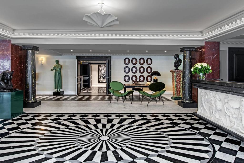 Hôtel de Berri Champs-Élysées offers a lobby experience that is a masterpiece of elegance and sophistication.