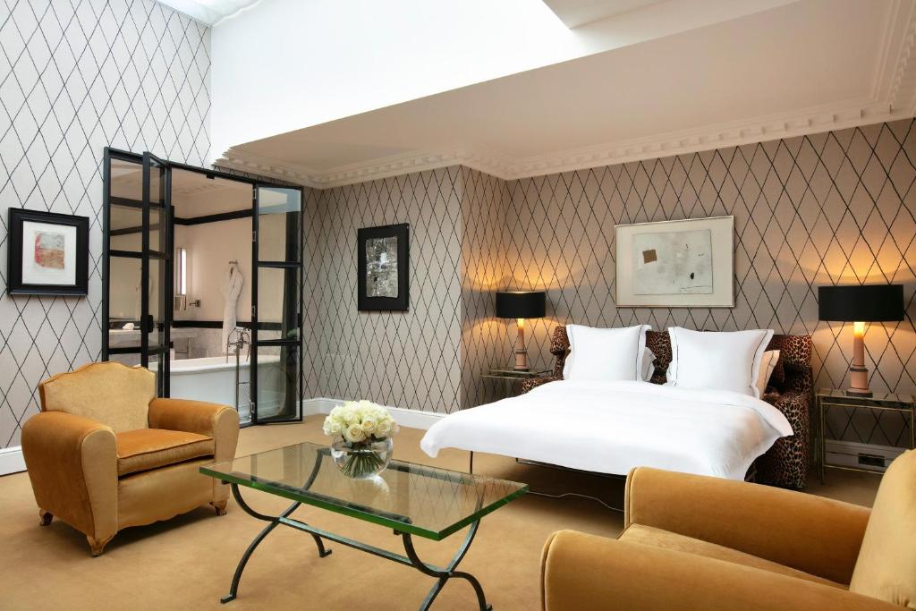 Hôtel de Berri Champs-Élysées, as a Luxury Collection Hotel, may represent a higher price point, but the experience and amenities it offers contribute to a luxurious and exceptional value for money.