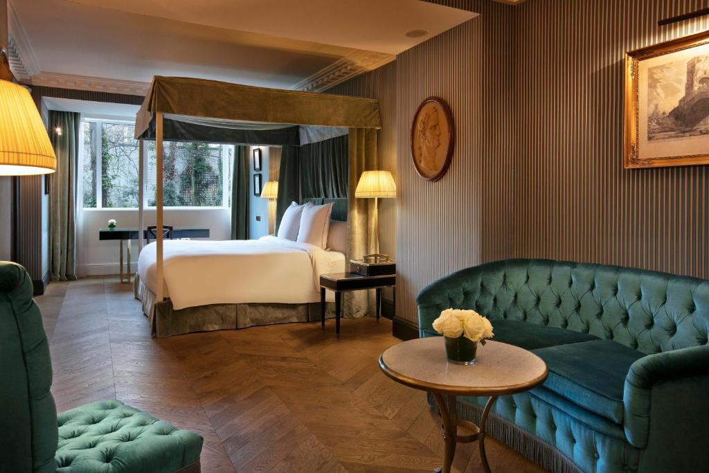 Hôtel de Berri Champs-Élysées, a Luxury Collection Hotel, Paris, defines comfort with thoughtfully designed rooms that seamlessly marry classic aesthetics and modern luxury.