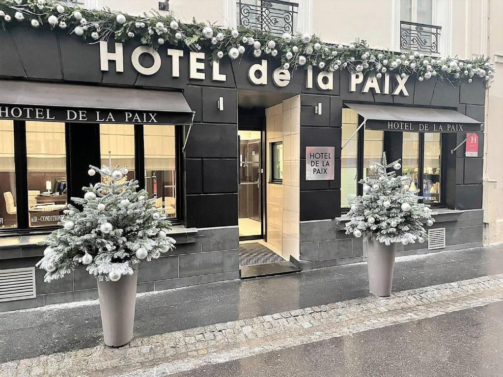 First Impressions: Hôtel de la Paix Tour Eiffel captivates upon entry with modern sophistication and a welcoming ambiance, promising a stylish and comfortable retreat in the heart of Paris.