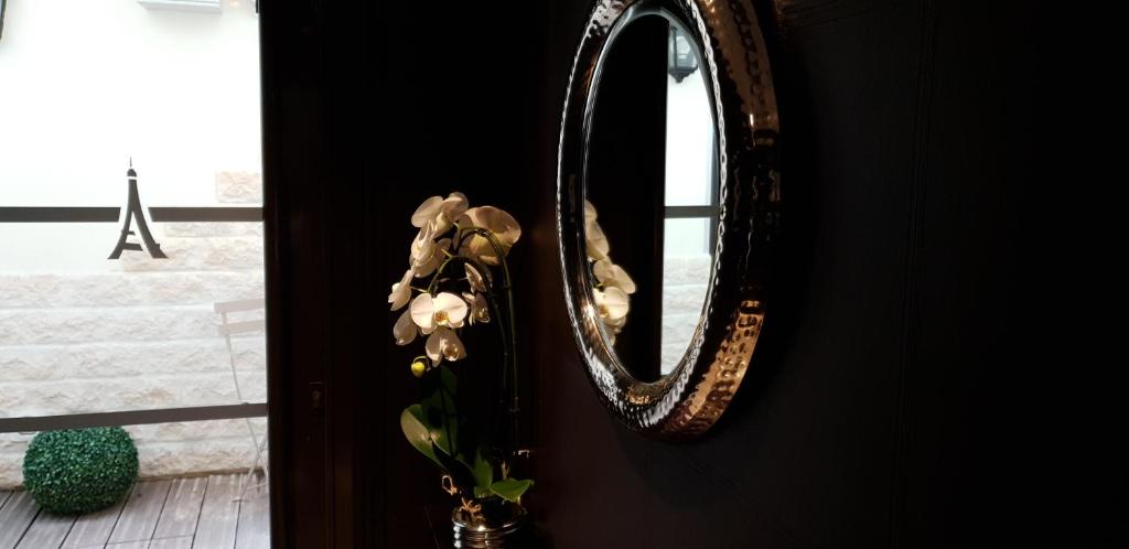 Guest reviews for Hôtel de la Paix Tour Eiffel consistently highlight its modern charm, attentive service, and proximity to the Eiffel Tower.