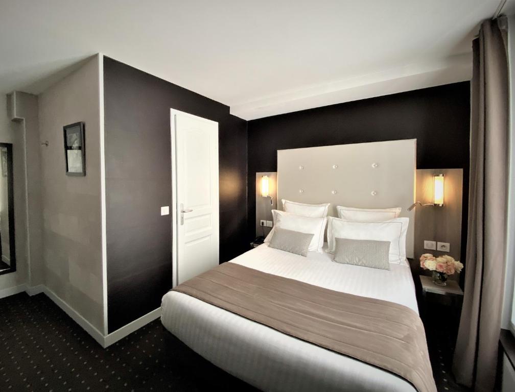 Hôtel de la Paix Tour Eiffel defines comfort with thoughtfully designed rooms that seamlessly blend modern aesthetics and cozy elements.