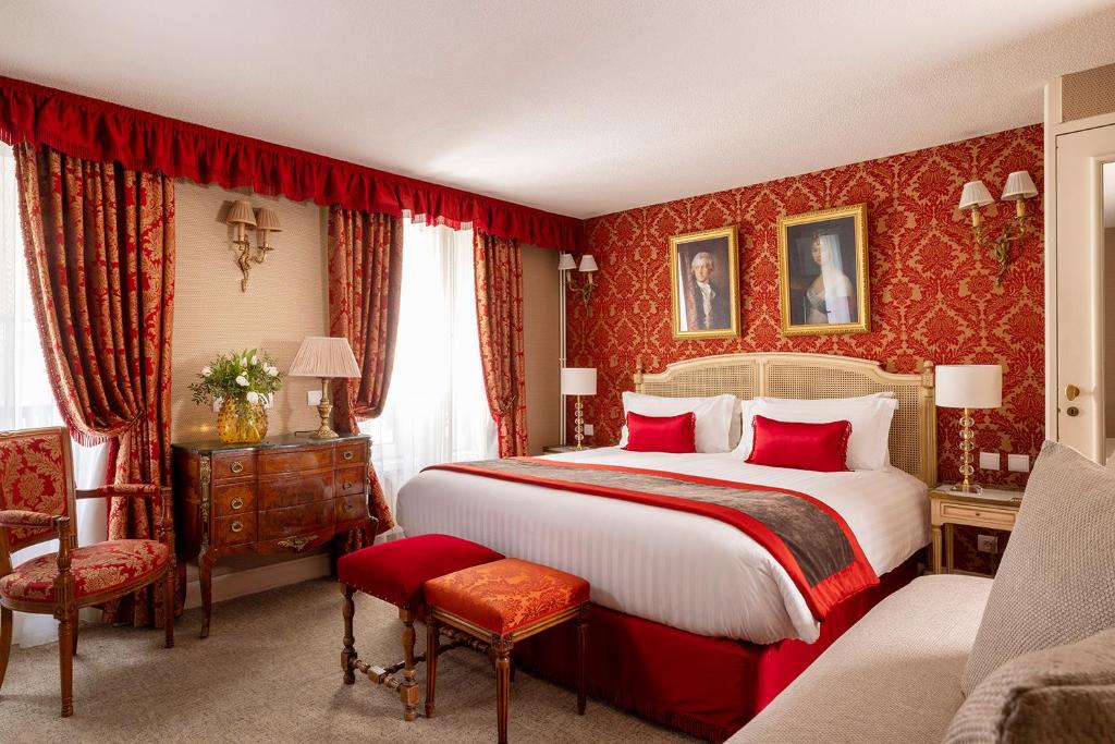 The rooms at Hôtel de Seine - Paris 6 Saint Germain Des Prés are designed for both comfort and luxury, featuring plush furnishings, tasteful decor, and modern amenities. Each room is equipped with state-of-the-art technology, ensuring a seamless and convenient stay, while large windows offer picturesque views of the surrounding neighborhood.