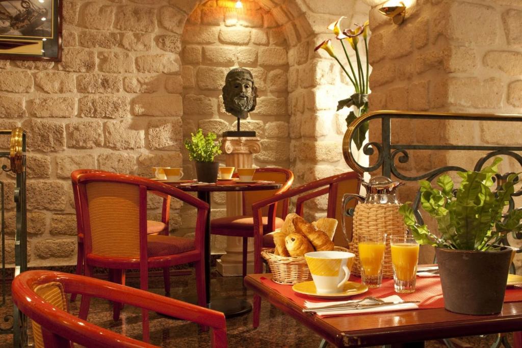 Hotel Duquesne Eiffel offers a lavish array of amenities and services, including a fitness center for wellness enthusiasts and a rooftop terrace with breathtaking views of the Eiffel Tower.