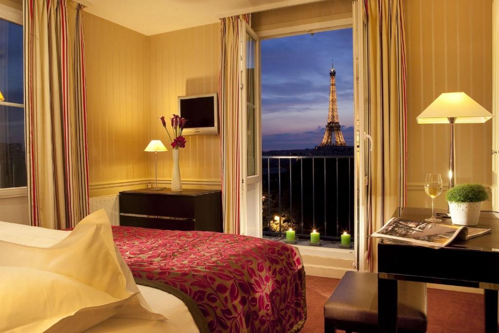 Hotel Duquesne Eiffel's rooms boast a harmonious blend of comfort and sophistication, featuring plush furnishings, soothing color palettes, and panoramic views of the city