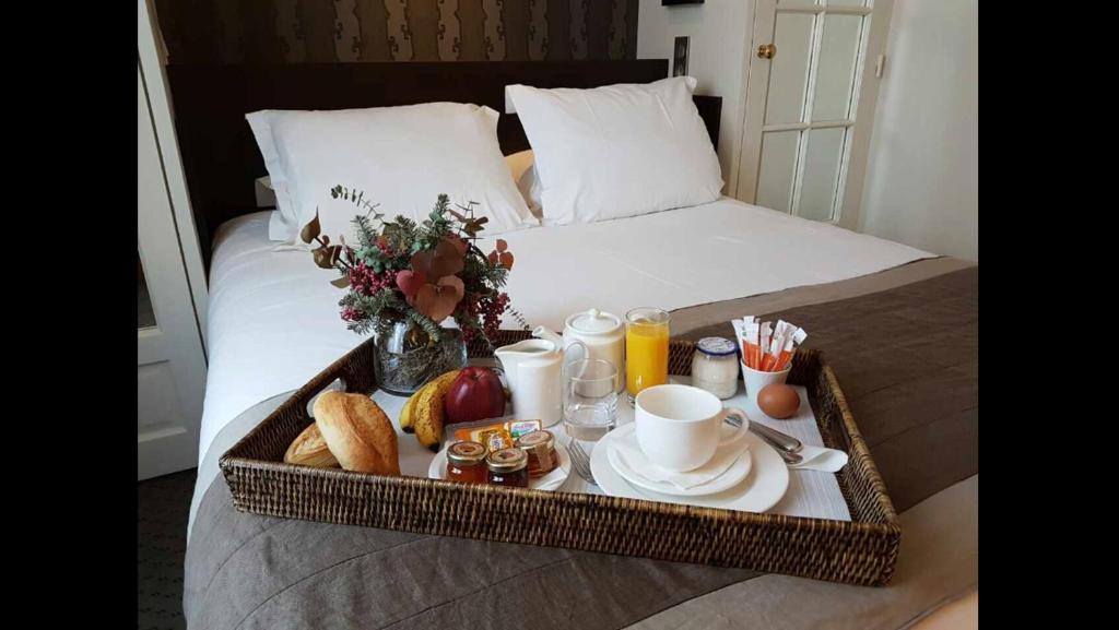 Hôtel Henri IV Rive Gauche provides a range of amenities to enhance the guest experience, including a charming courtyard garden where guests can relax amidst the beauty of the outdoors. The hotel also offers complimentary Wi-Fi, ensuring connectivity for business and leisure travelers alike.