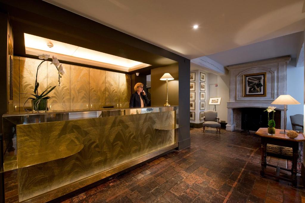 Upon entering the lobby of Hôtel Henri IV Rive Gauche, guests are enveloped in a cozy and intimate atmosphere, where classic Parisian decor seamlessly mingles with modern comfort.