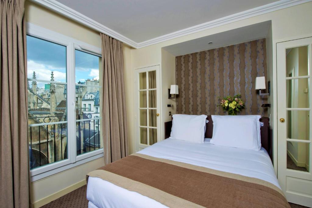 Hôtel Henri IV Rive Gauche's rooms epitomize a harmonious blend of comfort and classic Parisian elegance. Adorned with tasteful furnishings, each room offers a tranquil retreat with thoughtful amenities, creating a cozy and inviting atmosphere.