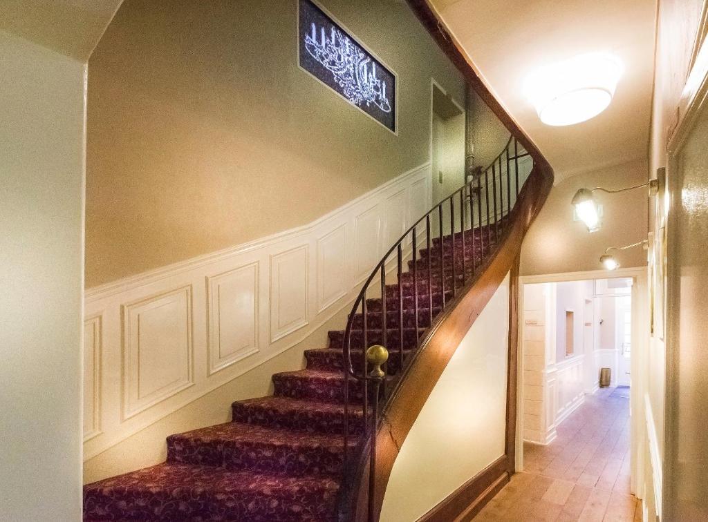 A visual representation of glowing guest reviews for Hôtel Jeanne d'Arc le Marais.