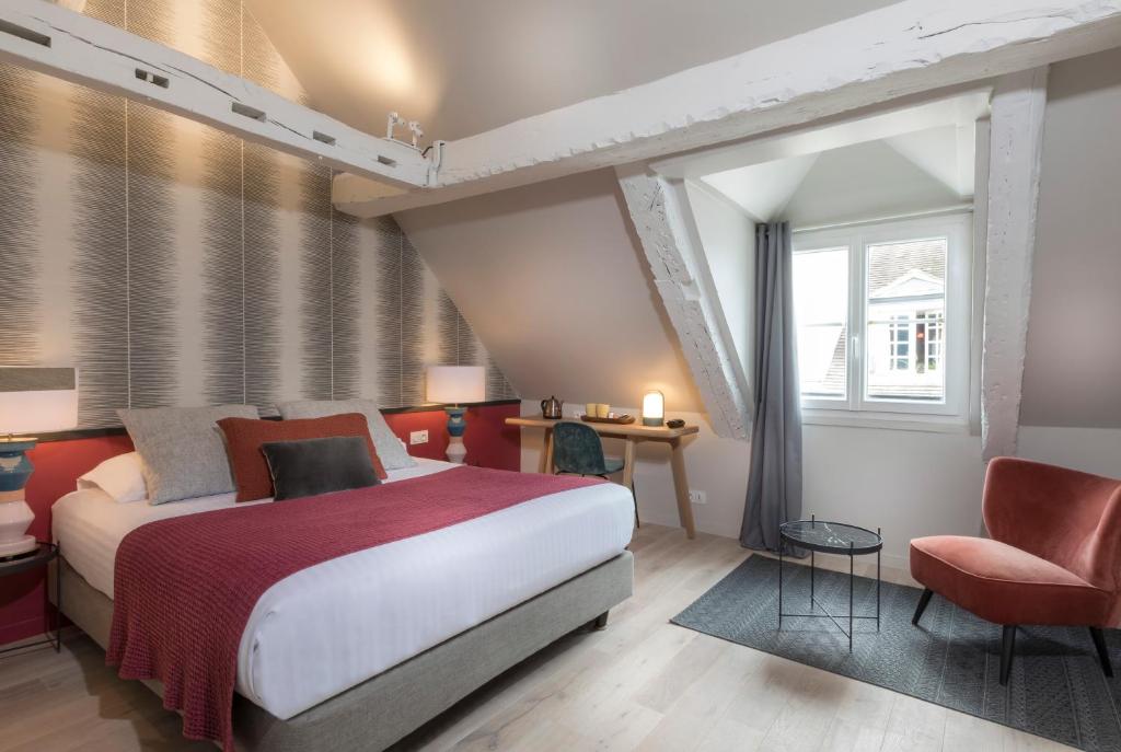 A visual representation of Hôtel Jeanne d'Arc le Marais room features.
