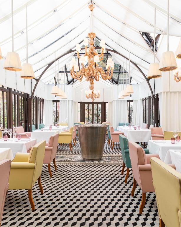Hôtel Le Royal Monceau Raffles Paris boasts a plethora of world-class amenities, including a spa and wellness center offering rejuvenating treatments, an elegant swimming pool, and Michelin-starred dining options that cater to culinary connoisseurs. The hotel's commitment to luxury extends to personalized services such as a dedicated art concierge, ensuring a bespoke and unforgettable experience for each guest.