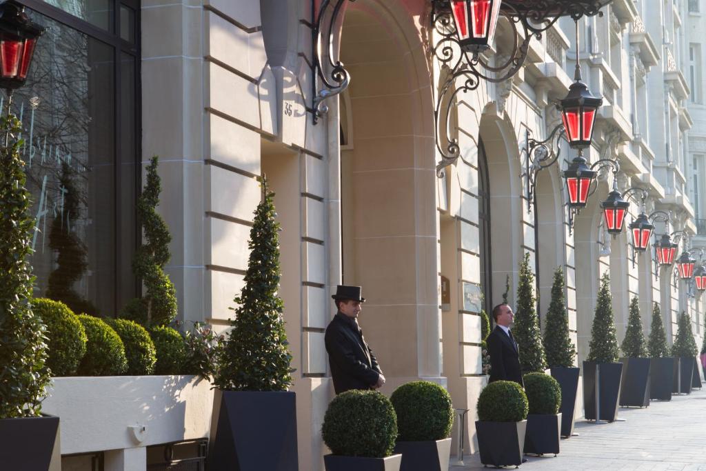 Hôtel Le Royal Monceau Raffles Paris exudes opulence from the moment of arrival, its regal facade and grand entrance setting the stage for a luxurious experience