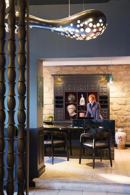 Discover the exceptional cost and value proposition at Hôtel Les Dames du Panthéon in the Latin Quarter, Paris.