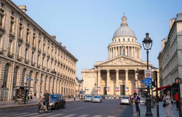 Discover the ideal location and nearby attractions of Hôtel Les Dames du Panthéon in the heart of the Latin Quarter, Paris.