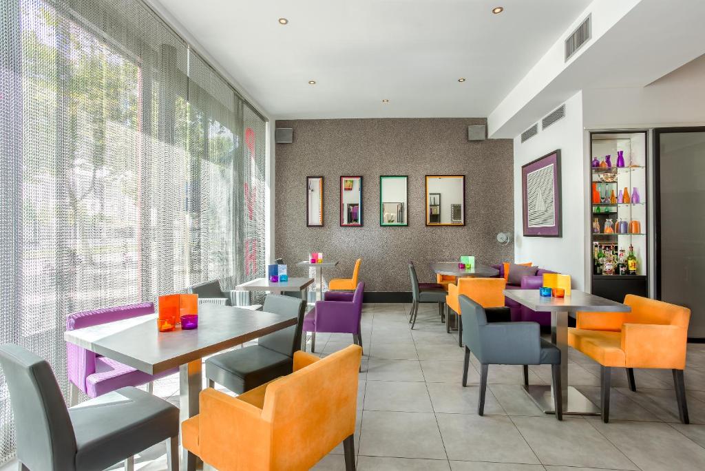Hôtel Paris Porte de Versailles provides a range of amenities and services to enhance the overall guest experience.