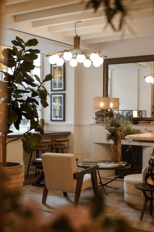 Step into Hotel Pulitzer Paris and experience an enchanting first impression of timeless elegance.