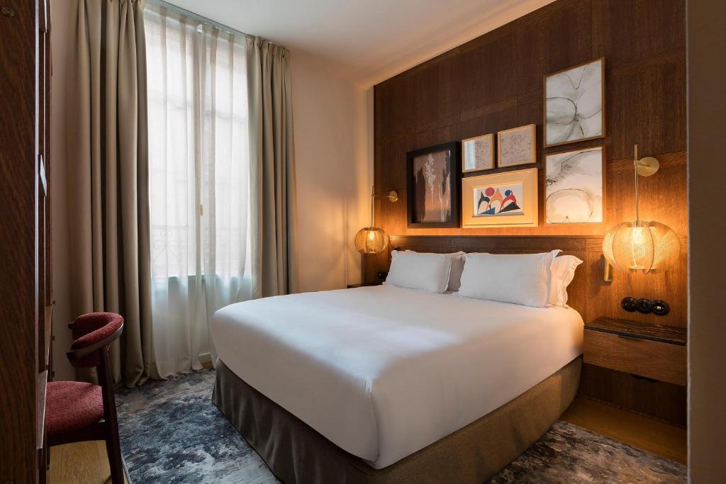 Indulge in the luxurious room features at Hotel Pulitzer Paris, where modern comfort meets Parisian elegance.