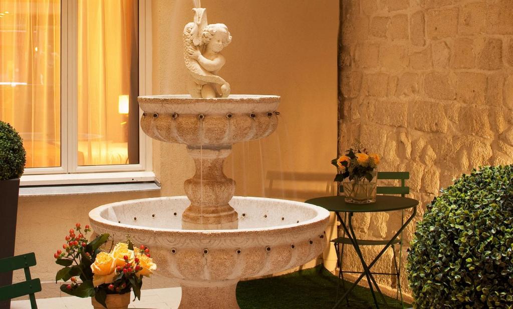 Guest reviews for Hotel Saint Honore 85 in Paris consistently highlight the exceptional service, stylish decor, and central location.