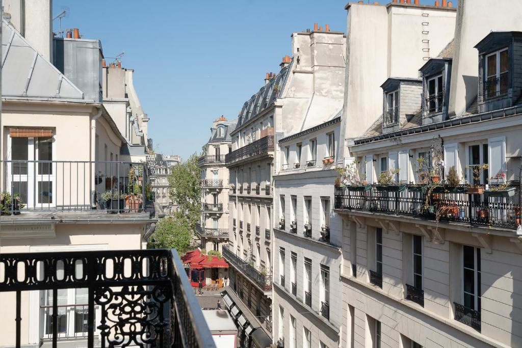 Hotel Saint-Louis en L'Isle - Notre-Dame captivates with its charming facade, nestled on the picturesque Île Saint-Louis in Paris.
