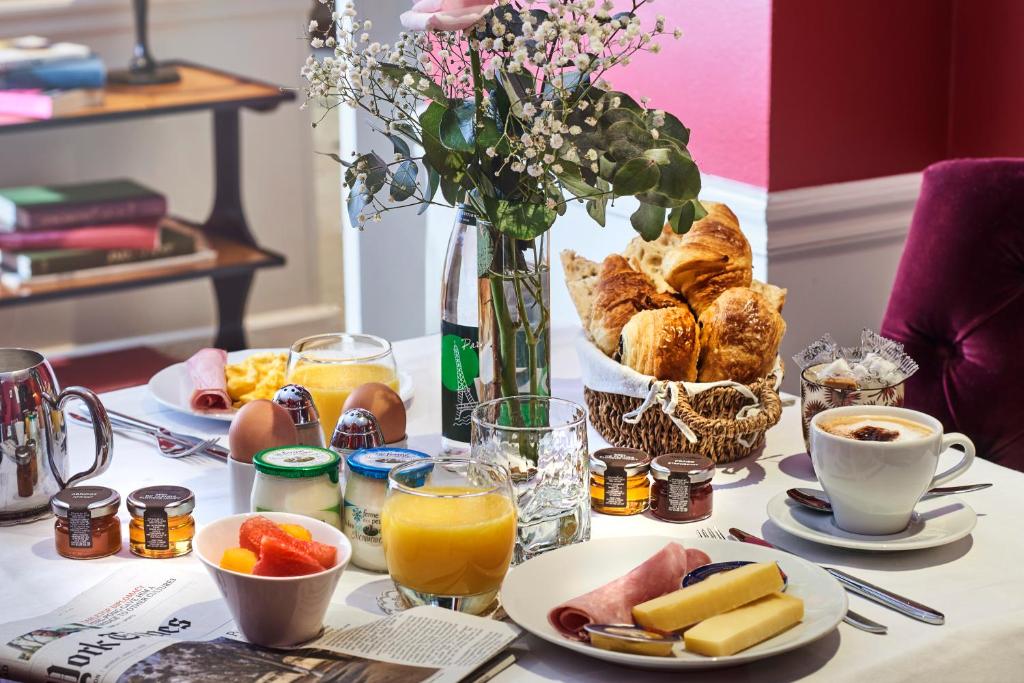 Hôtel Sainte-Beuve pampers guests with a range of amenities, from a charming courtyard to cozy lounges.