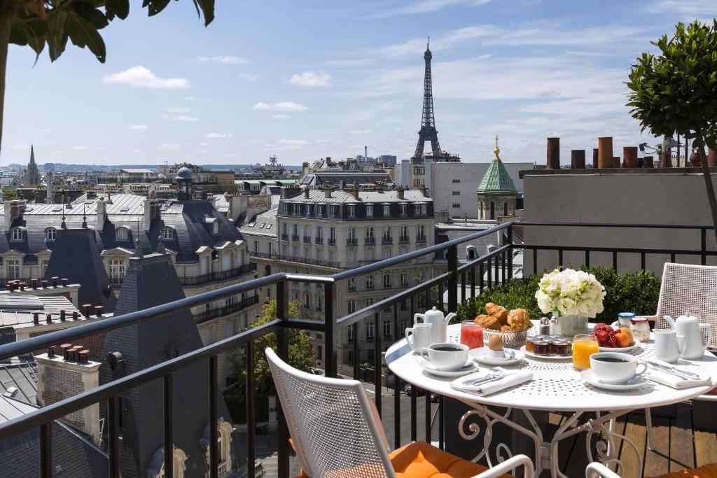 Hôtel San Régis offers a range of amenities and services designed to ensure your stay in the heart of Paris is both comfortable and memorable.
