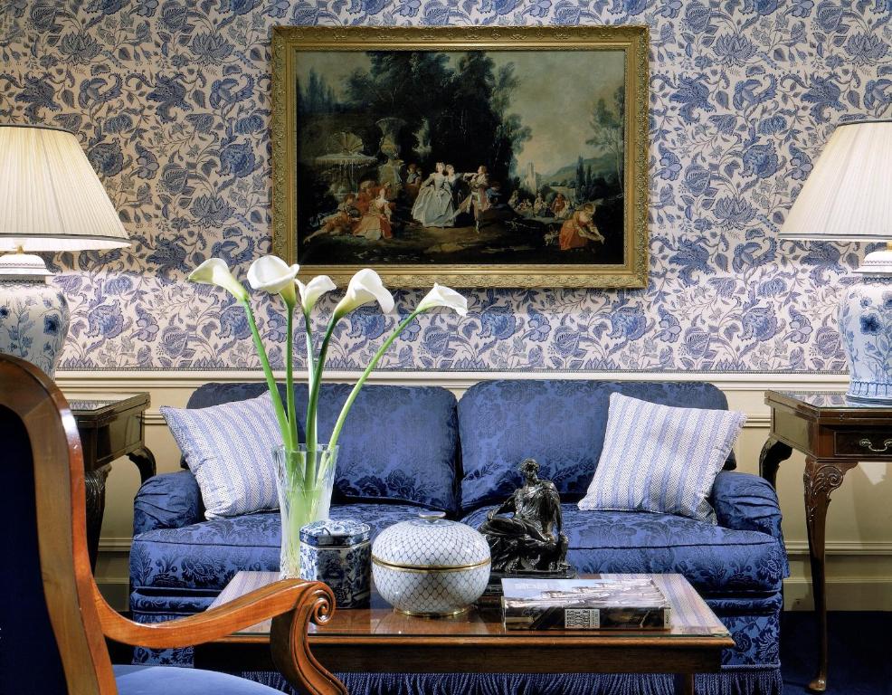 Guest feedback for Hôtel San Régis highlights an appreciation for its exceptional location within Paris’s 8th arrondissement, moments away from iconic sites.