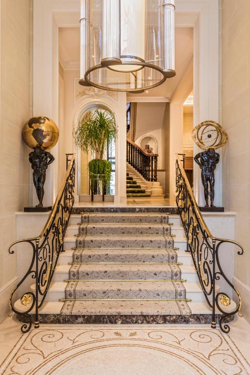 Upon entering the Hôtel San Régis, you're greeted by an atmosphere of classic elegance.