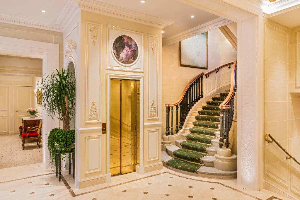Nightly rates have been spotted as low as $231, a competitive price given its prestigious location in the 8th arrondissemen