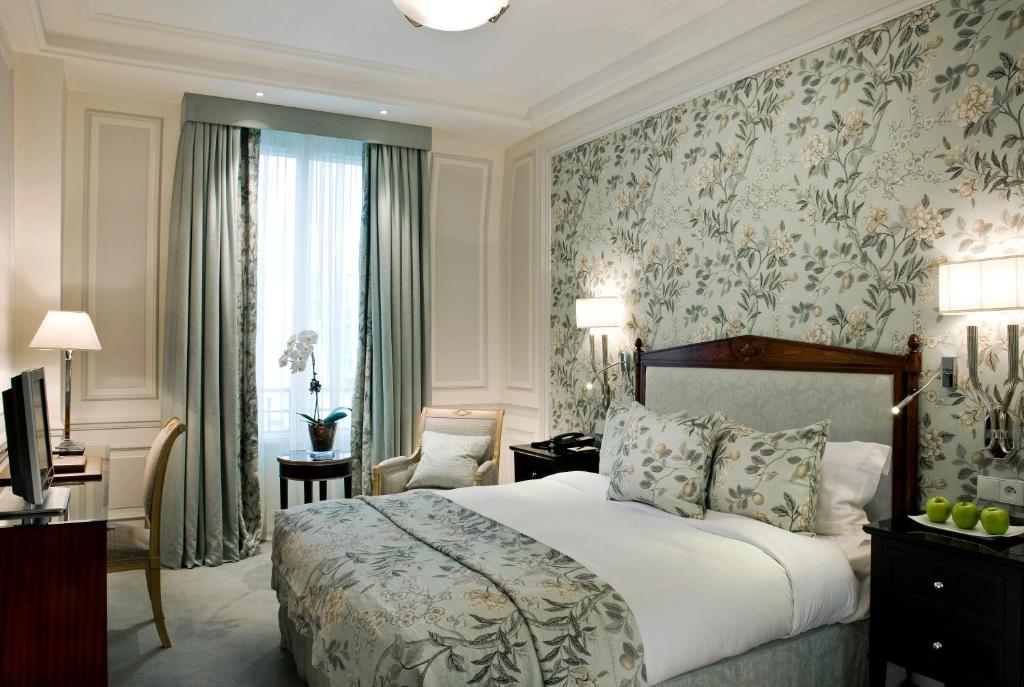 Hôtel San Régis ensures a restful stay with its range of comfortable amenities.