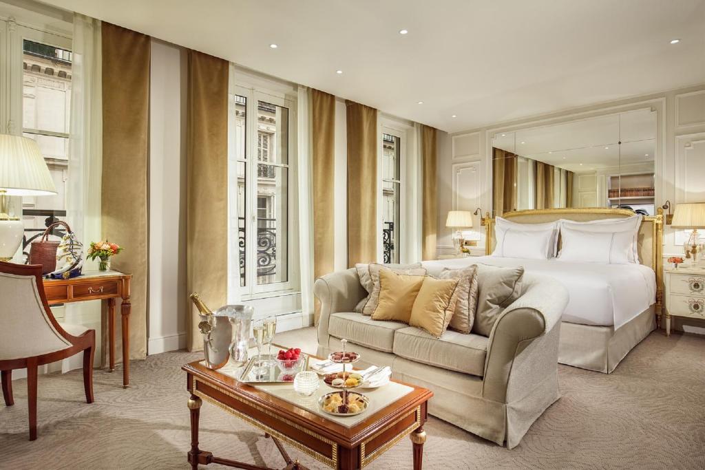 Hotel Splendide Royal Paris defines luxury in its rooms, seamlessly blending classic elegance with modern amenities.