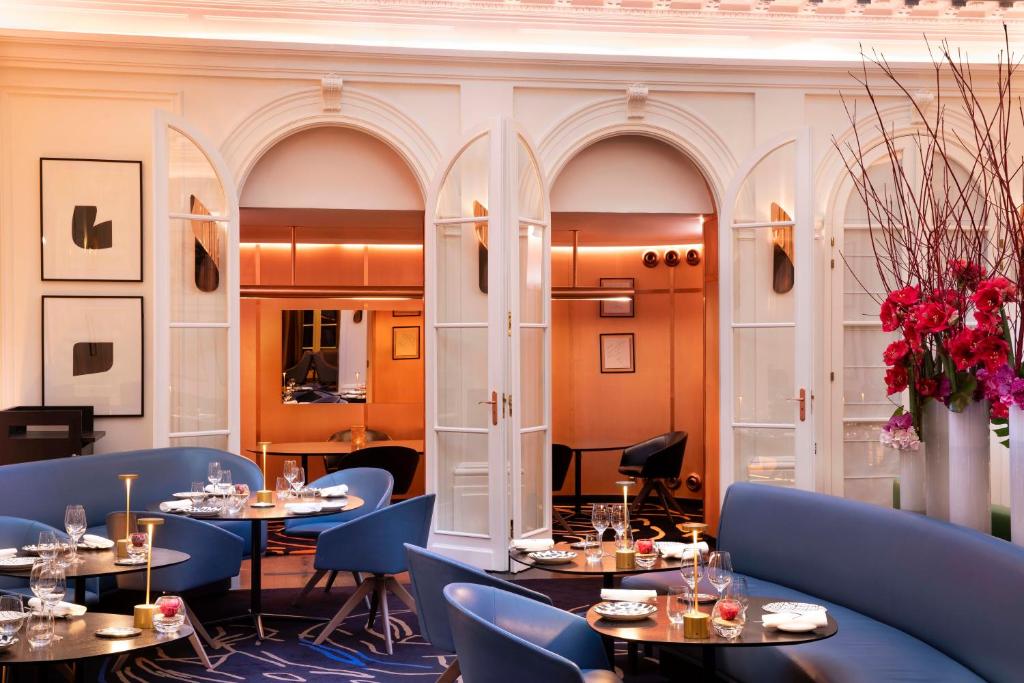 Hôtel Vernet Champs-Élysées Paris provides a curated selection of premium amenities and services. From an exquisite restaurant to personalized concierge assistance, the hotel offers a blend of sophistication and convenience.