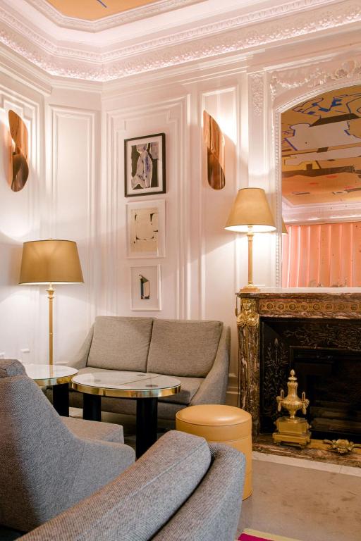 Hôtel Vernet Champs-Élysées Paris captivates with its iconic Haussmannian architecture and an elegant entrance, promising a luxurious and sophisticated stay in the heart of Paris.