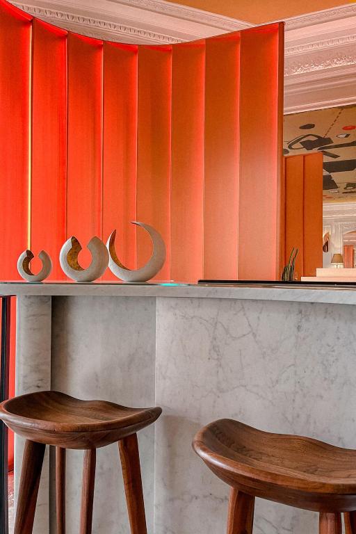 While specific guest reviews for Hôtel Vernet Champs-Élysées Paris may vary, common themes often include praise for its luxurious ambiance, attentive staff, and central location. Visitors appreciate the opulent accommodations, the gourmet dining experience, and the overall refined atmosphere of the hotel.