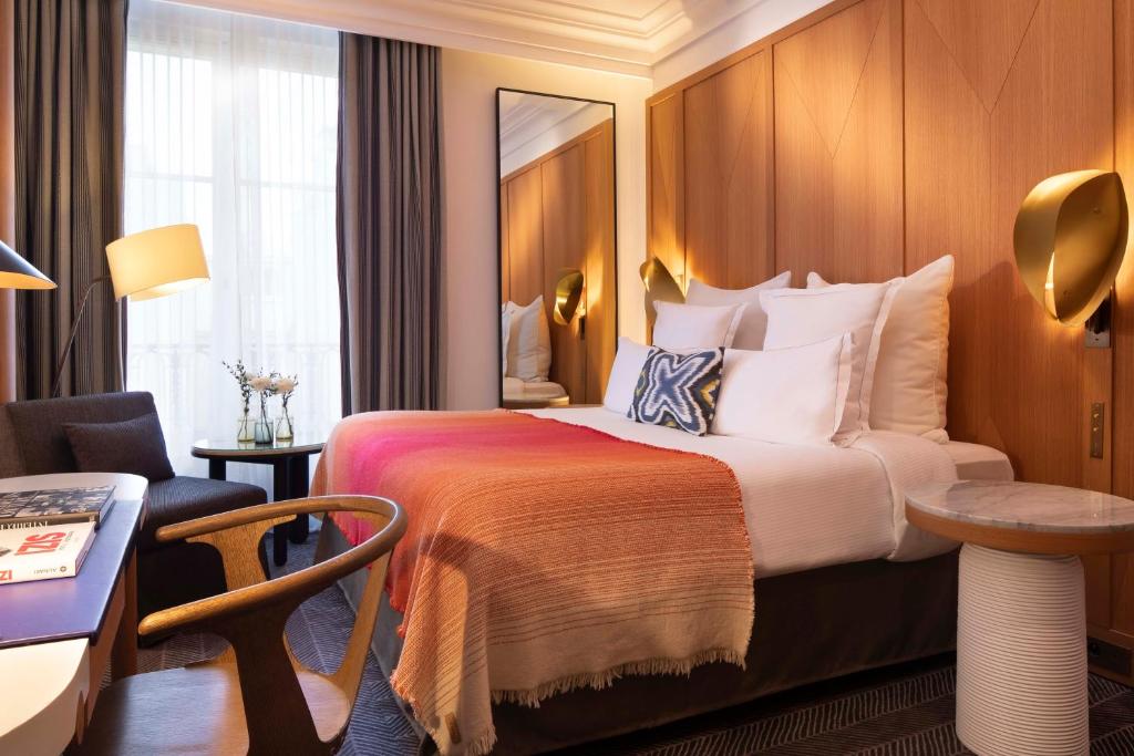 Hôtel Vernet Champs-Élysées Paris defines luxury in its rooms, seamlessly blending classic elegance with modern amenities.