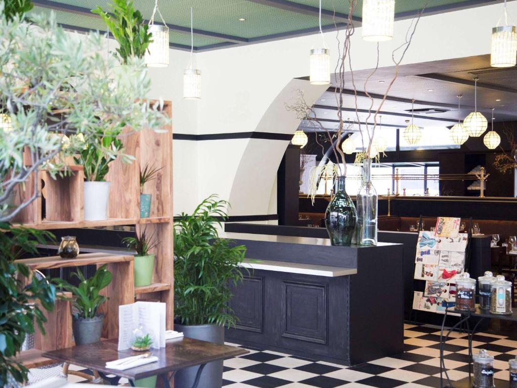 Ibis Paris Tour Eiffel Cambronne 15ème offers a lobby experience characterized by contemporary design and a relaxed atmosphere.