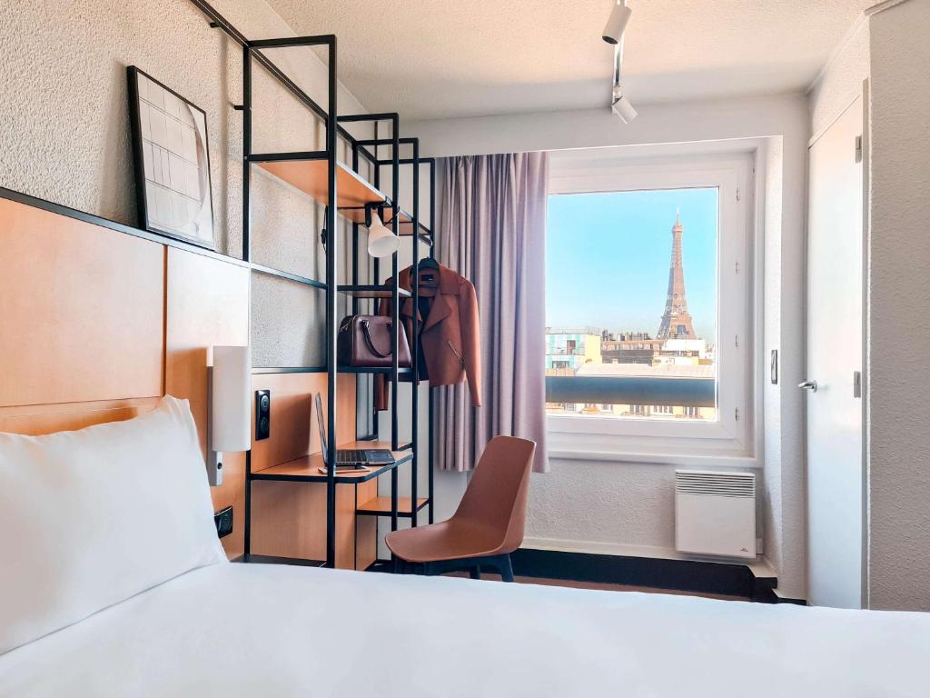 Ibis Paris Tour Eiffel Cambronne 15ème's rooms are designed for practical comfort, featuring modern furnishings and thoughtful amenities.