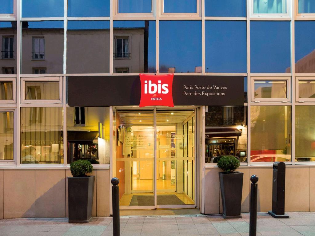 First Impressions: The ibis Paris Porte de Vanves Parc des Expositions makes a welcoming first impression with its modern architecture and inviting entrance, promising guests a comfortable and contemporary stay.