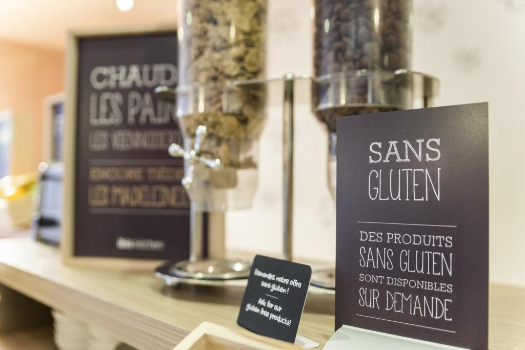 Guest reviews for ibis Paris Porte de Vanves Parc des Expositions often highlight the hotel's practicality, cleanliness, and friendly staff. Visitors appreciate its proximity to Parc des Expositions and the convenience of the location for business or event attendance.