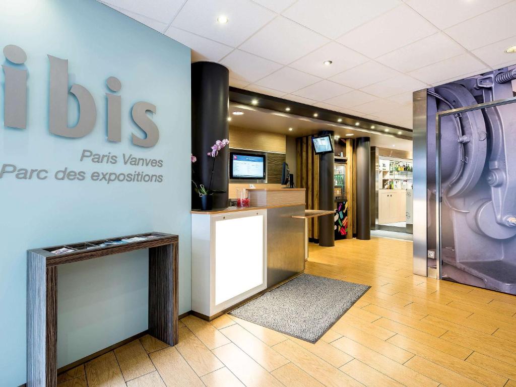 The ibis Paris Porte de Vanves Parc des Expositions features a modern and welcoming lobby that sets a positive tone for guests.